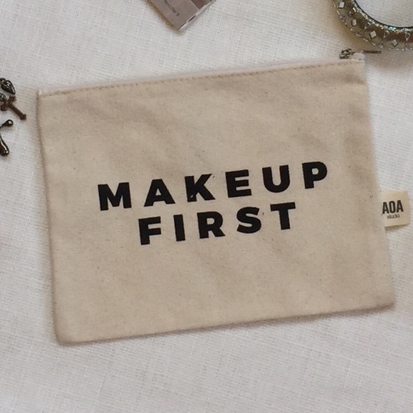 NWOT AOA Studio canvas makeup cosmetics bag - Picture 2 of 6